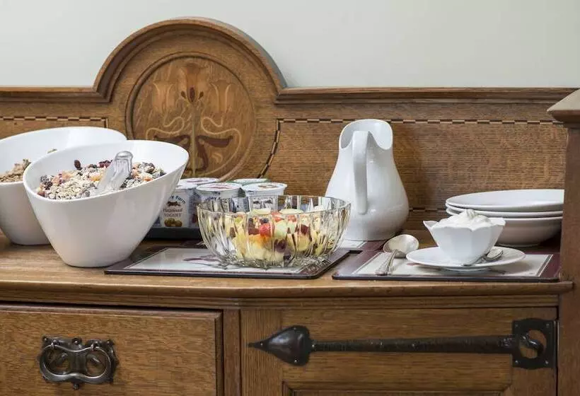 Bed and Breakfast Nanny Brow