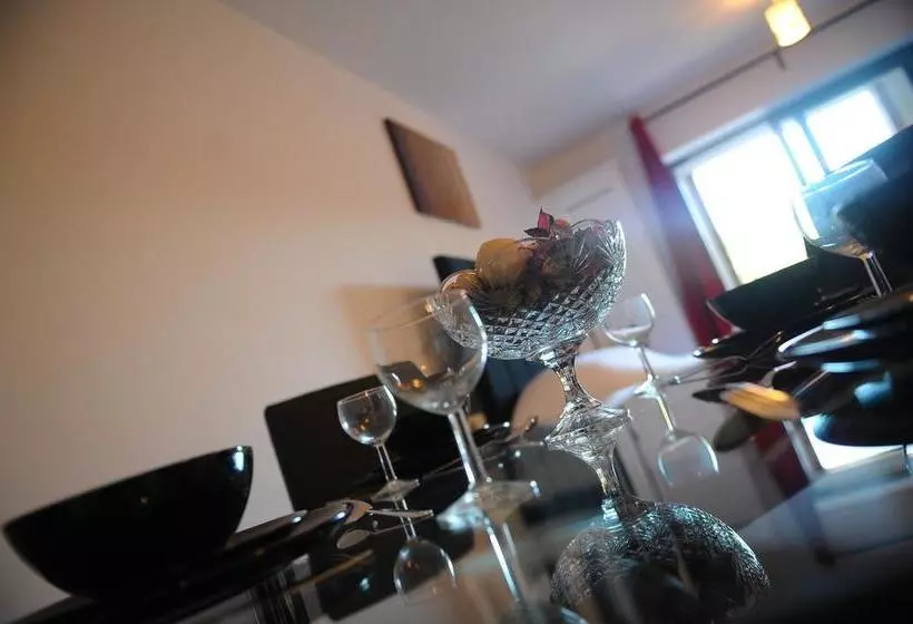 هتل Canary Heights