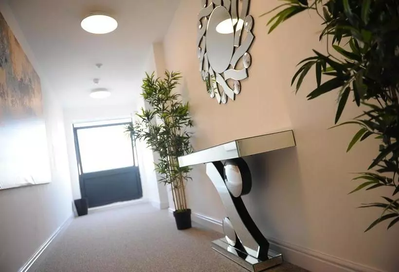 هتل Canary Heights