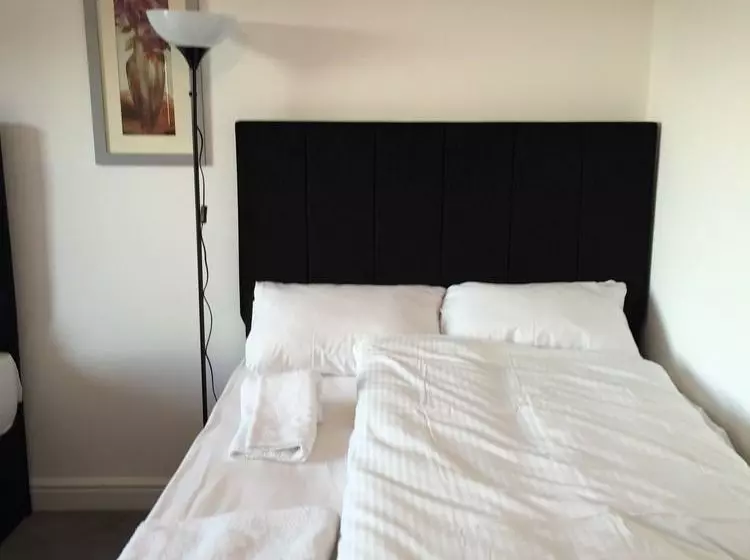 هتل Canary Heights