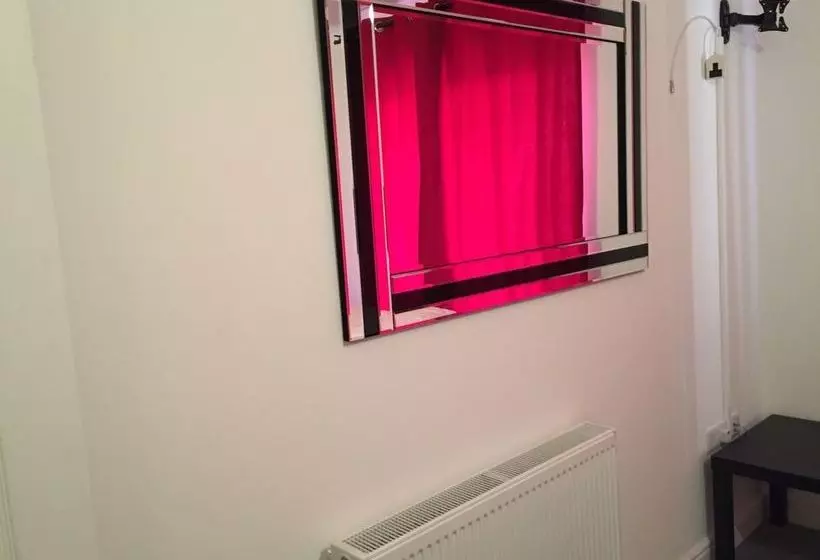 هتل Canary Heights