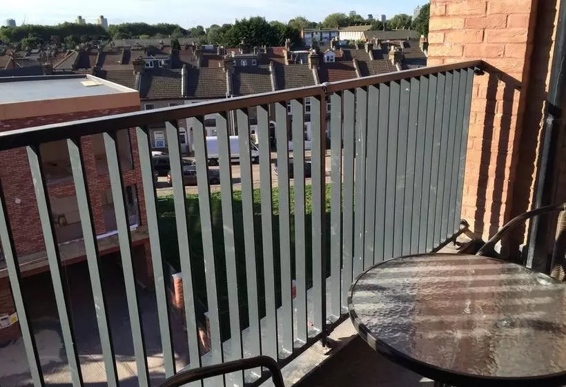 هتل Canary Heights