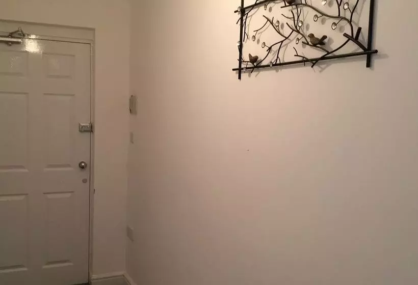 هتل Canary Heights