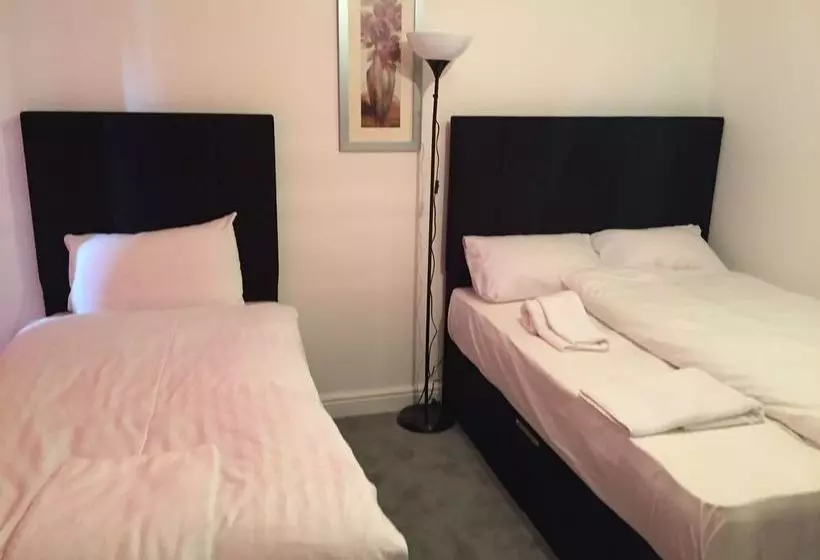 هتل Canary Heights