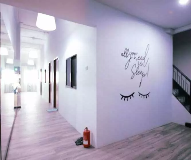 Moni Gallery Hostel