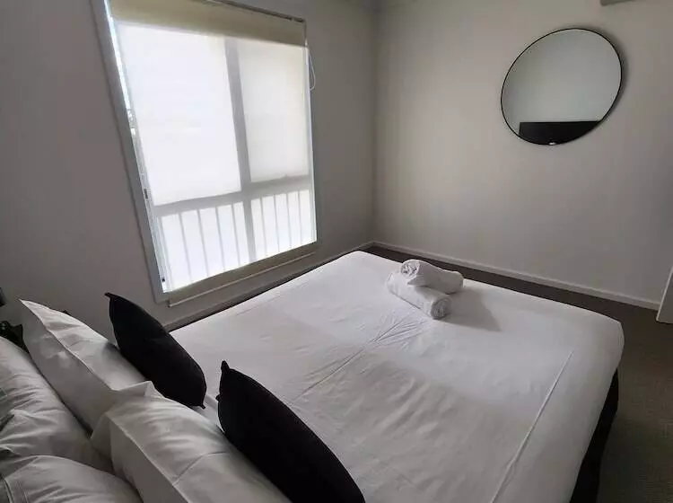 Oceanic On Thompson Apartments