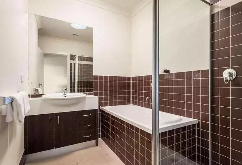 Oceanic On Thompson Apartments