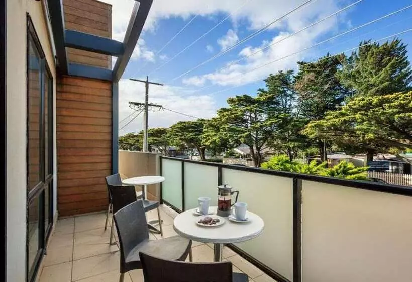 Oceanic On Thompson Apartments