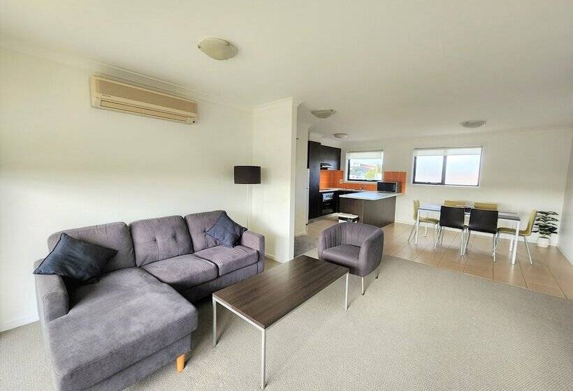 Oceanic On Thompson Apartments