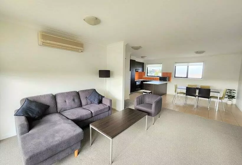 Oceanic On Thompson Apartments