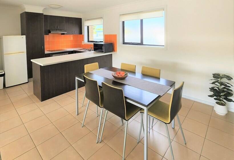 Oceanic On Thompson Apartments