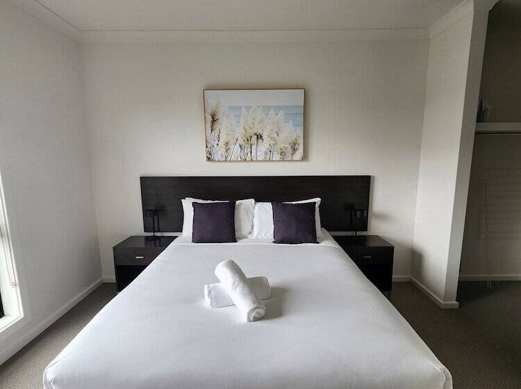 Oceanic On Thompson Apartments