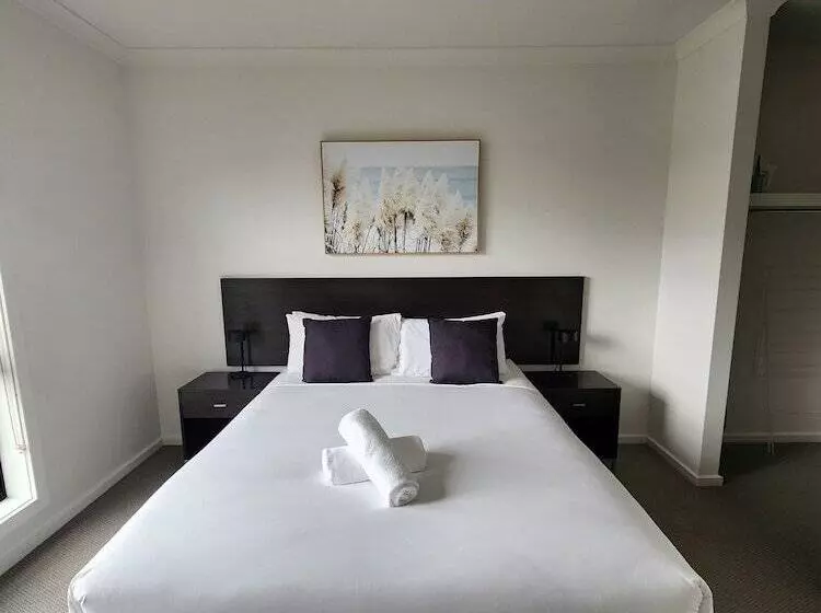 Oceanic On Thompson Apartments