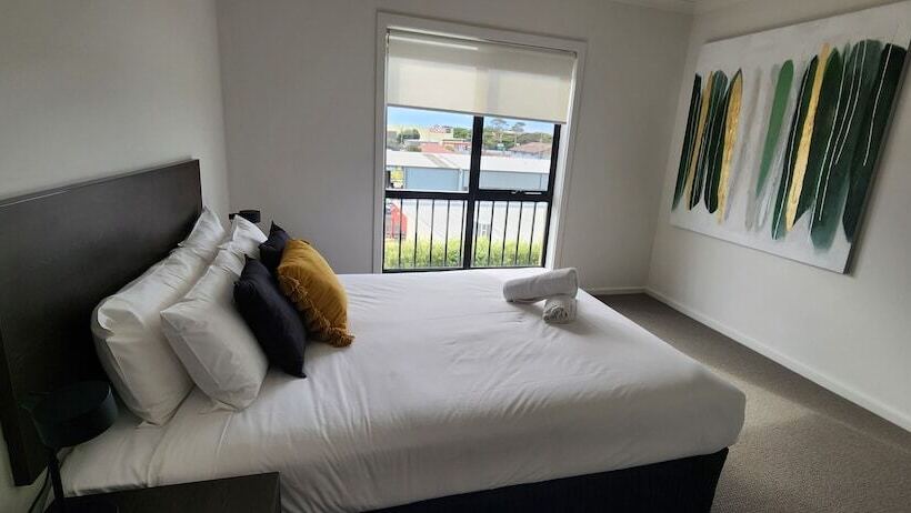 Oceanic On Thompson Apartments