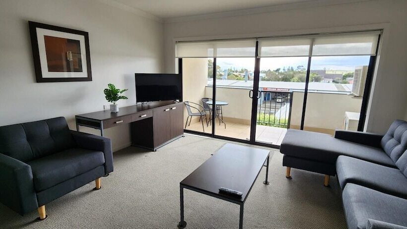 Oceanic On Thompson Apartments