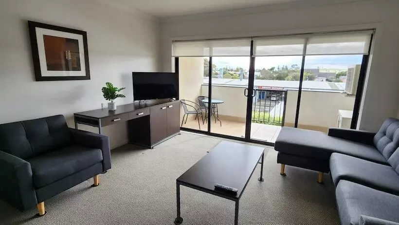 Oceanic On Thompson Apartments