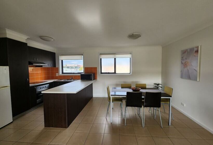 Oceanic On Thompson Apartments