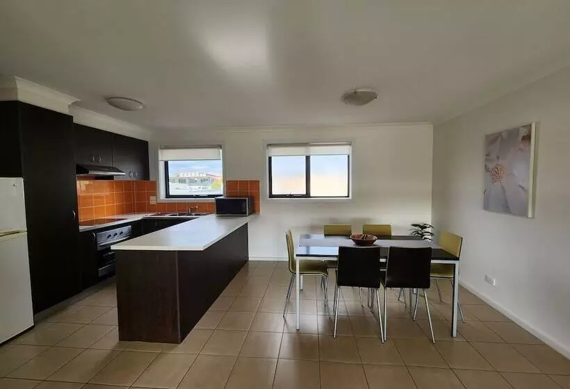 Oceanic On Thompson Apartments