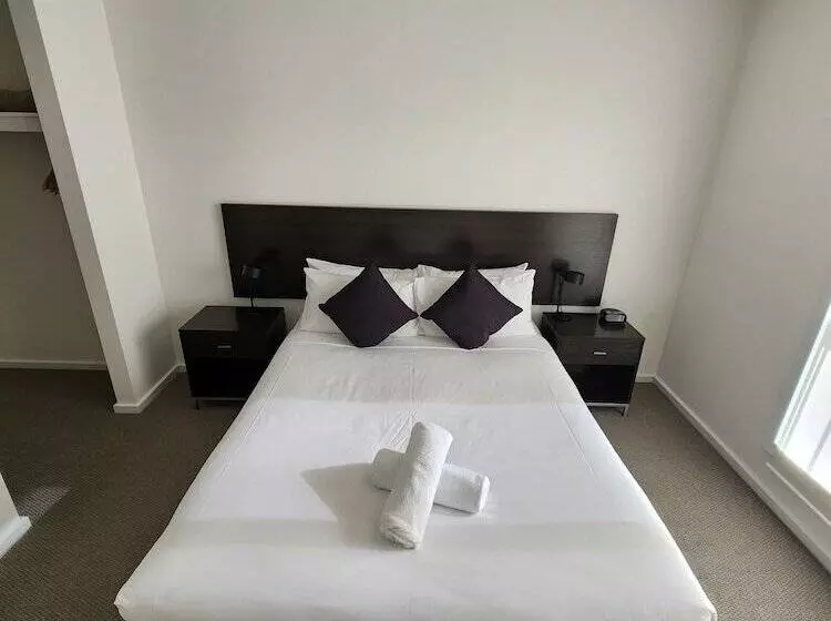 Oceanic On Thompson Apartments