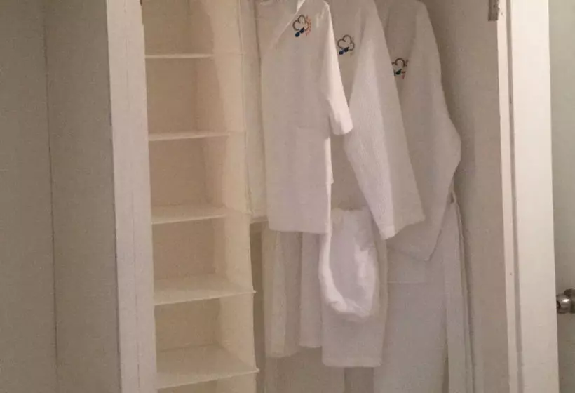 The Sun & Rain Cottage