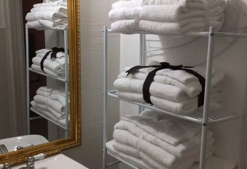 The Sun & Rain Cottage