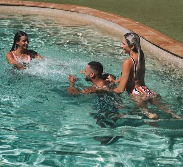 Alberg Budds In Surfers Backpackers