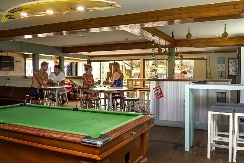 Alberg Budds In Surfers Backpackers