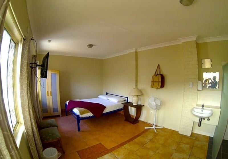 ユースホステル Budds In Surfers Backpackers