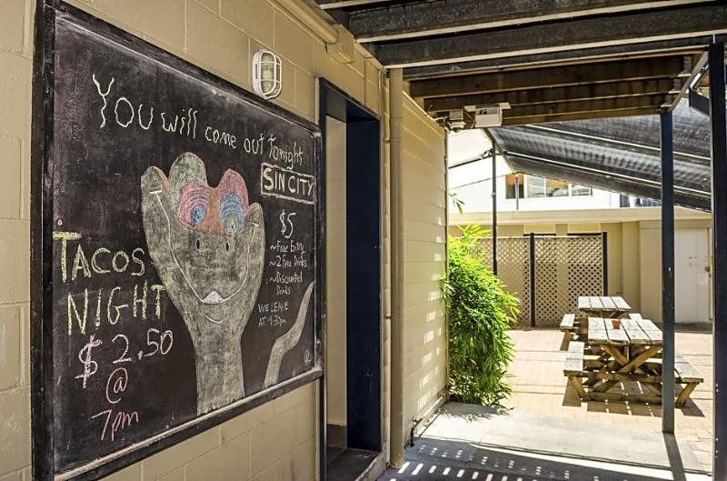 ユースホステル Budds In Surfers Backpackers