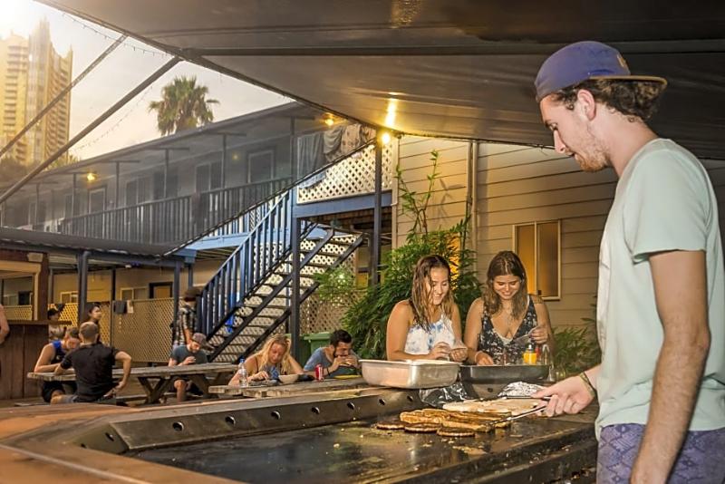 ユースホステル Budds In Surfers Backpackers