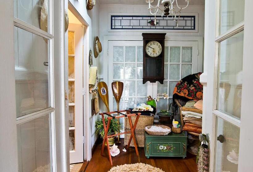 فندق Hale Kawehi Guesthouse