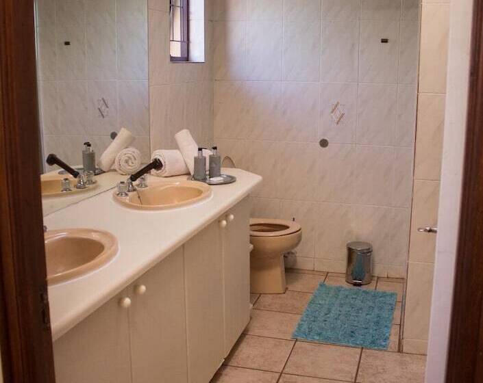 Bed & Breakfast Maple's Guest House