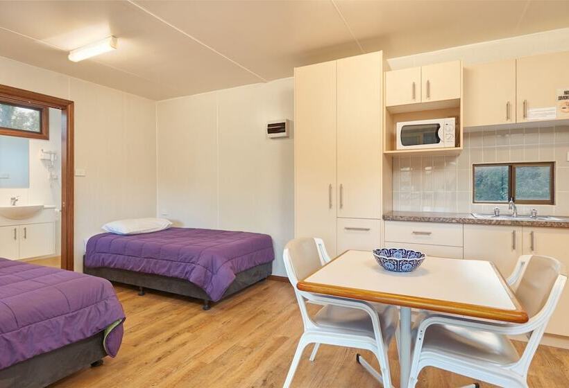 Отель Gundagai Cabins & Tourist Park