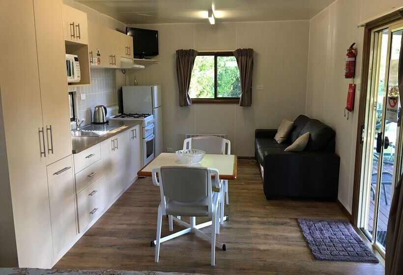 Отель Gundagai Cabins & Tourist Park