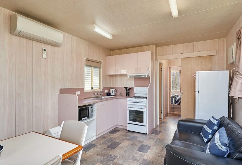 Отель Gundagai Cabins & Tourist Park