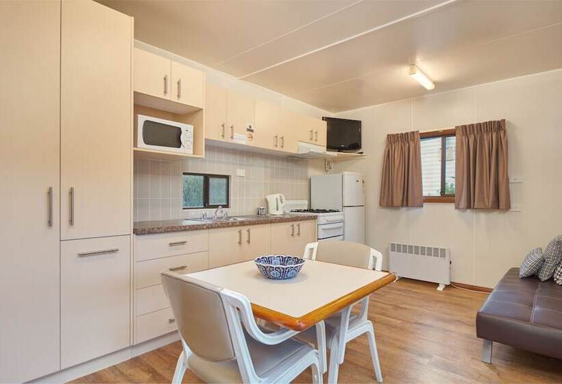 Отель Gundagai Cabins & Tourist Park