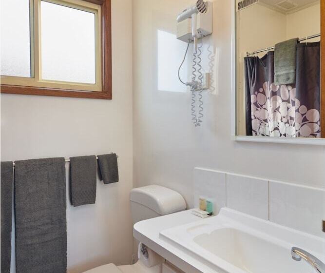 Отель Gundagai Cabins & Tourist Park