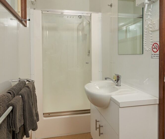 Отель Gundagai Cabins & Tourist Park