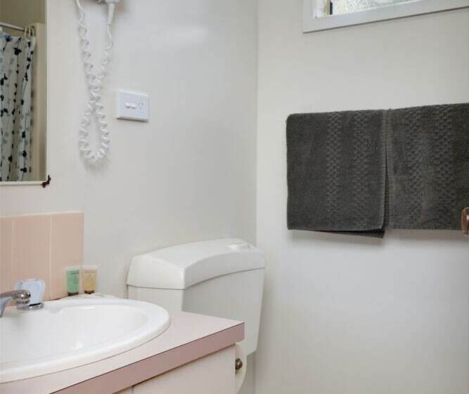 Отель Gundagai Cabins & Tourist Park