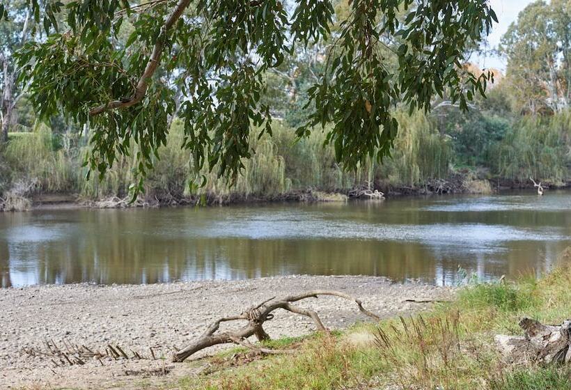 Отель Gundagai Cabins & Tourist Park