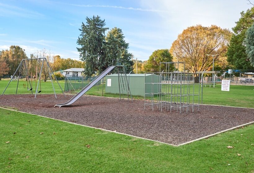 Отель Gundagai Cabins & Tourist Park