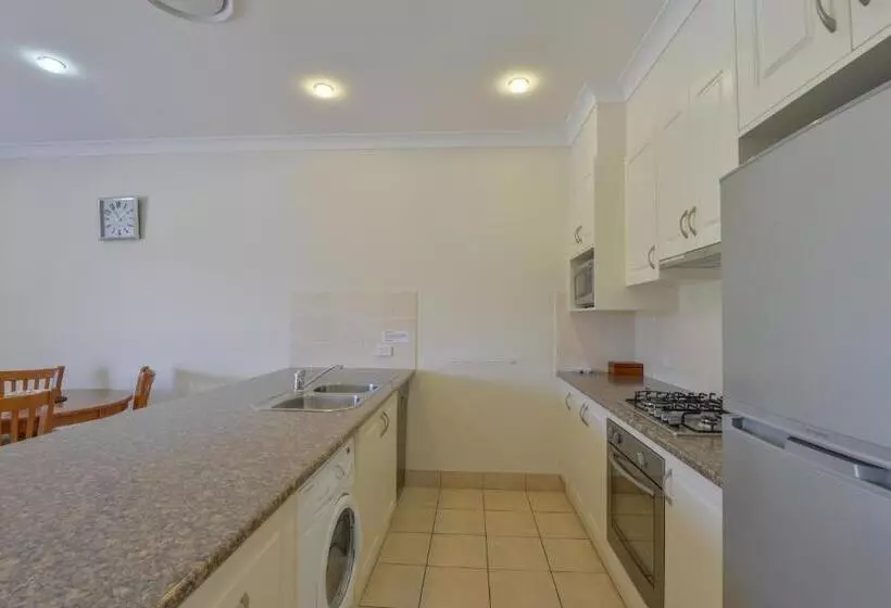 فندق على الطريق Cadman Motor Inn And Apartments