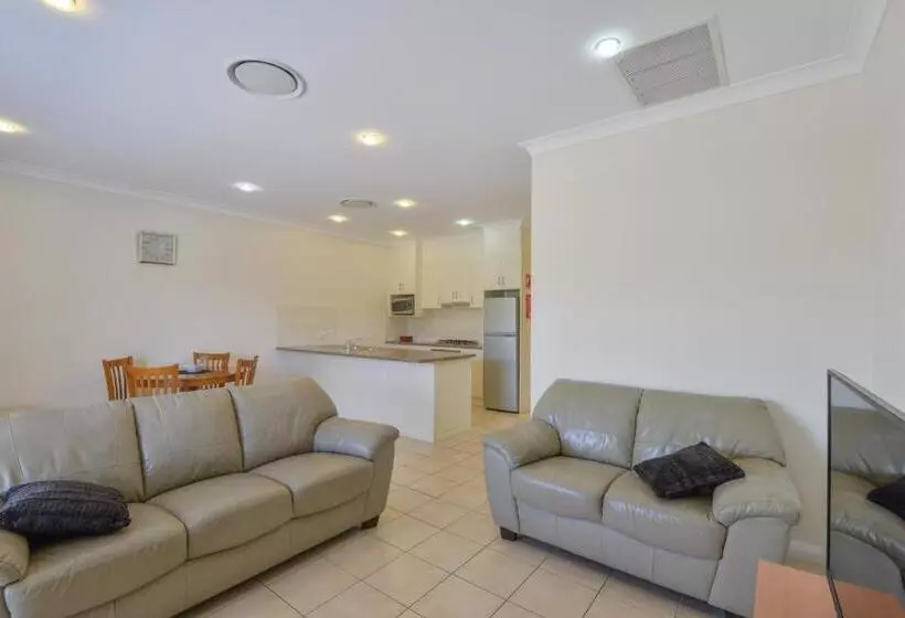 فندق على الطريق Cadman Motor Inn And Apartments