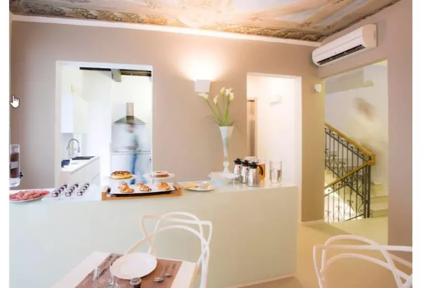 تختخواب و صبحانه Borgoleoni 18 Room And Breakfast