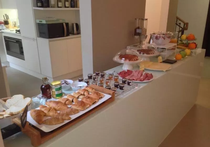 تختخواب و صبحانه Borgoleoni 18 Room And Breakfast