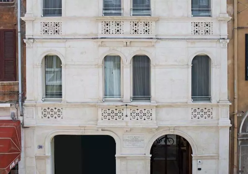 تختخواب و صبحانه Borgoleoni 18 Room And Breakfast