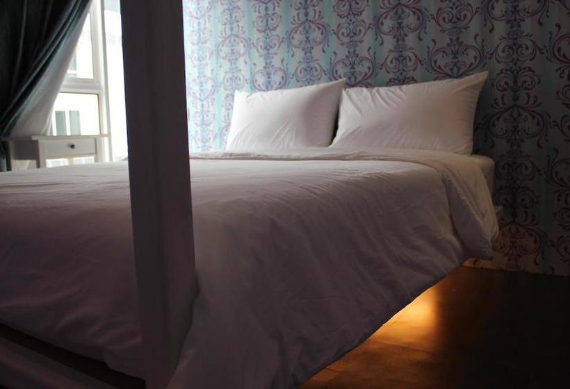 בית מלון כפרי Eiffel  Kelana Jaya