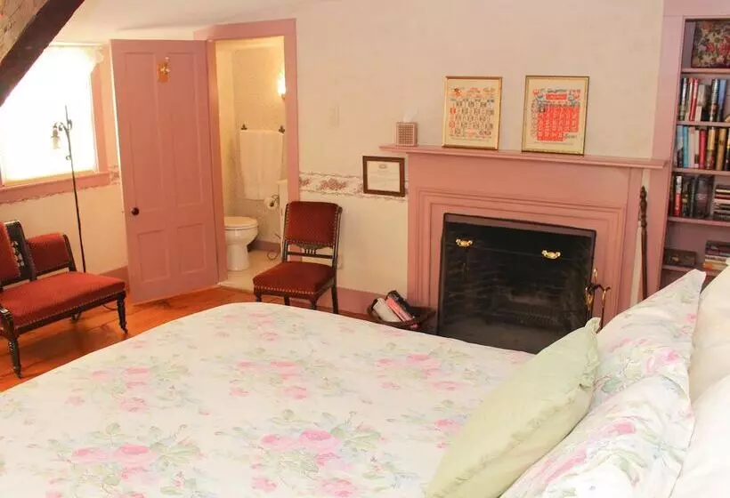 تختخواب و صبحانه The Nutmeg Inn