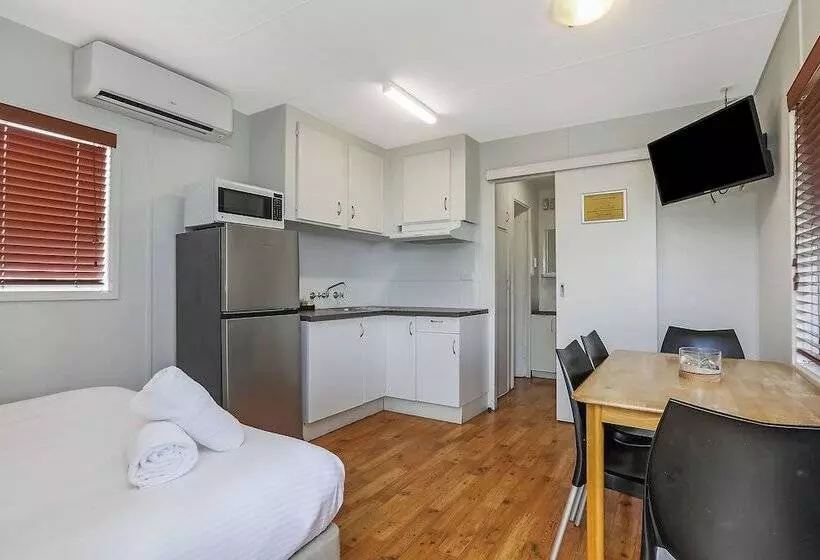 בית מלון כפרי Reflections Shaws Bay Holiday Park