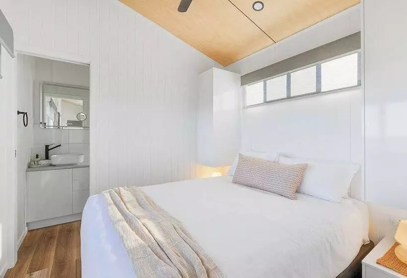 בית מלון כפרי Reflections Shaws Bay Holiday Park